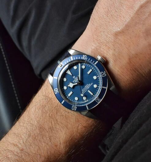 Hands on The Replica Tudor Black Bay Fifty-Eight Navy Blue 79030B Watches 2