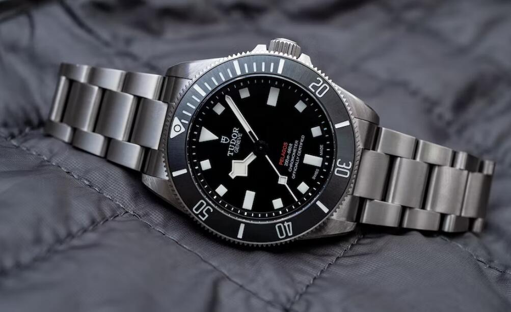 The Replica Tudor Pelagos 39 Chronometer Titanium Bracelet Black Rubber Strap Dive Watches 3